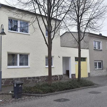 Spacious In With Garden Apartment *