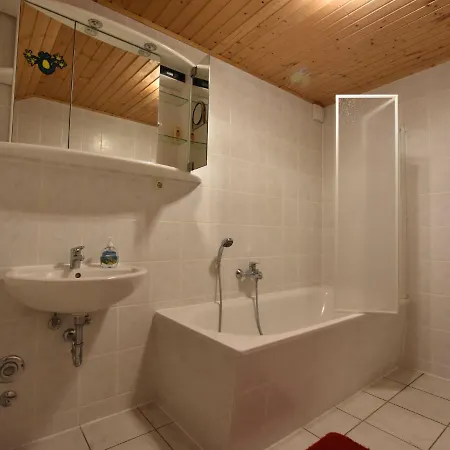 Spacious In With Garden Apartment *